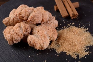 Tarçınlı bisküvi ve anason ile kase -