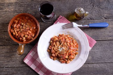 Soslu fasulyeli makarna.