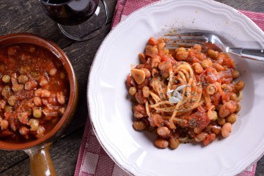 Soslu fasulyeli makarna.