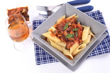 Tabağında midye soslu Pennoni makarnası.