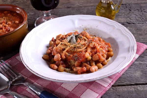 Piatto di pasta con fagioli nel sugo — Foto Stock