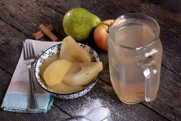 Cuenco con manzanas y peras cocidas y jarra de jarabe — Foto de Stock