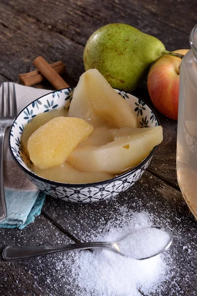 Cuenco con manzanas y peras cocidas y jarra de jarabe — Foto de Stock