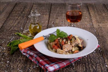 Balık sosuyla boğuşuyor.