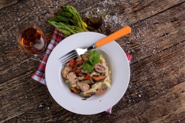 Balık sosuyla boğuşuyor.