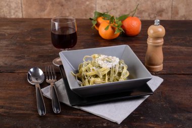 Tagliolini makarnası saman ve ricotta kremalı saman