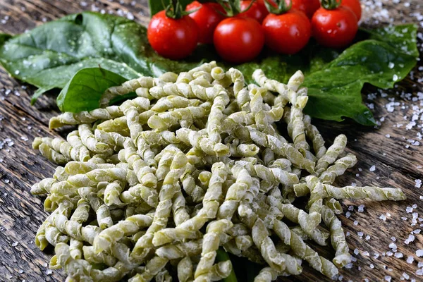 Busiate con spinaci crudi e pomodorini — Foto Stock
