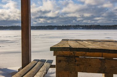 Göl kıyısında kış taraçası.