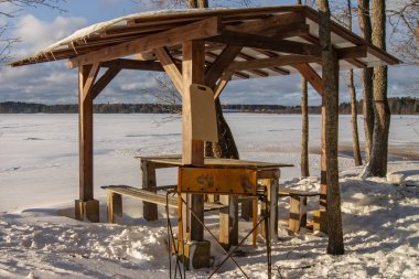 Göl kıyısında kış taraçası.