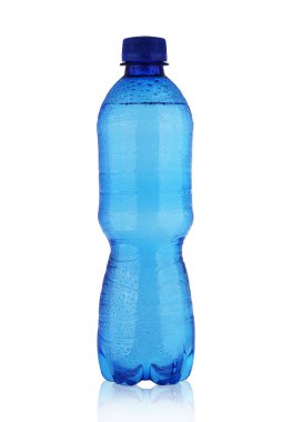 Mavi küçük şişe, maden suyu.