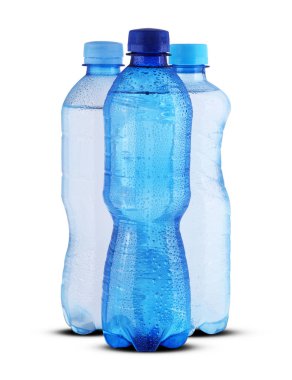 Üç küçük şişe maden suyu.
