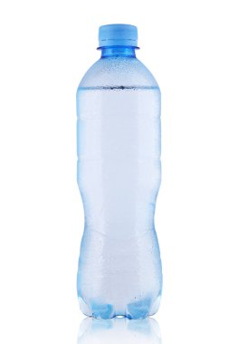 İçinde maden suyu olan küçük plastik şişe.