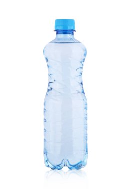 İçinde maden suyu olan küçük plastik şişe.