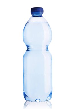 İçinde maden suyu olan küçük plastik şişe.