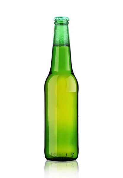 Garrafa verde com cerveja — Fotografia de Stock