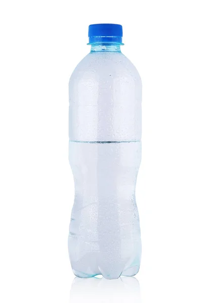 Маленькая пластиковая бутылка с минеральной водой на белом фоне — стоковое фото