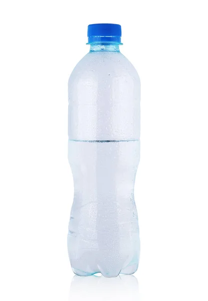 Beyaz arka planda maden suyu olan küçük plastik şişe.