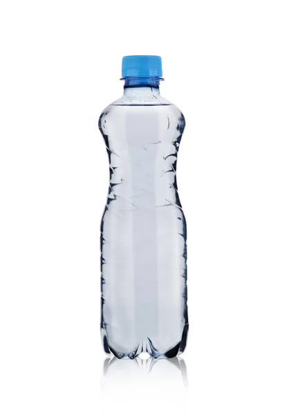 Kleine Plastikflasche mit Mineralwasser — Stockfoto