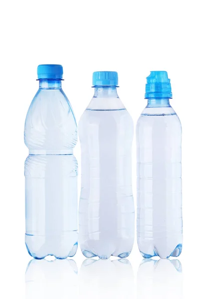 Τρεις πλήρεις πλαστικές φιάλες με μεταλλικό νερό — Φωτογραφία Αρχείου