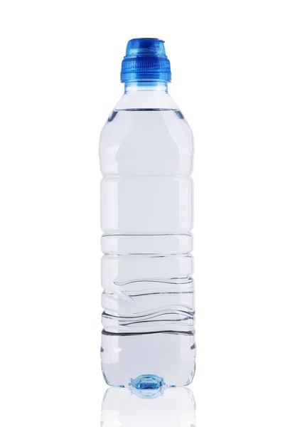 Kleine Plastikflasche mit Mineralwasser — Stockfoto