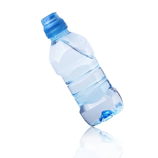 Eğik plastik şişe ve maden suyu.