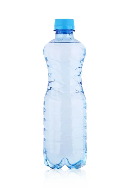 Petite bouteille en plastique avec eau minérale — Photo