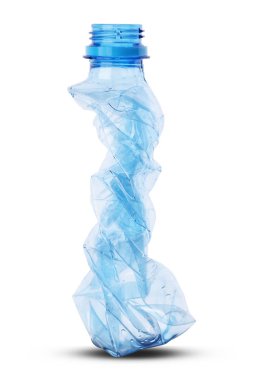 Buruşmuş küçük plastik su şişesi.
