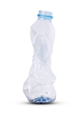 Buruşmuş küçük plastik su şişesi.