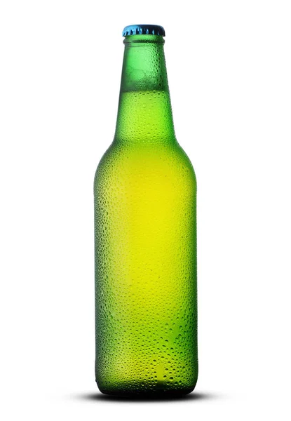 Botella llena verde con cerveza — Foto de Stock
