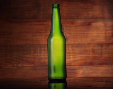 boş yeşil bira şişesi