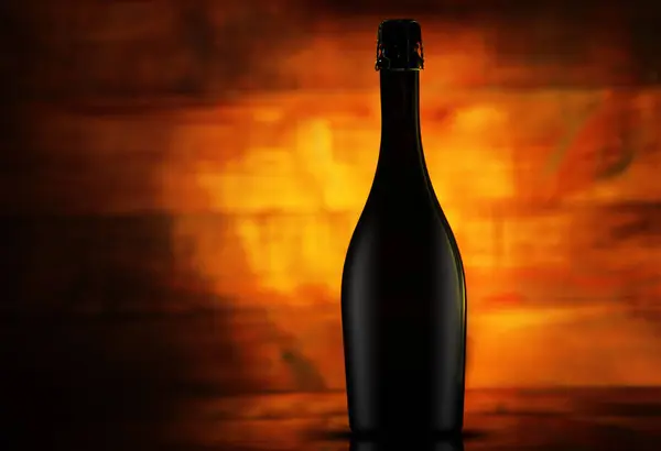 Garrafa escura com vinho — Fotografia de Stock