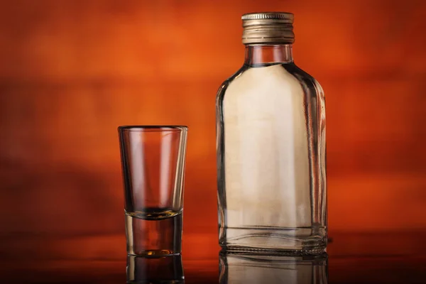 Cien vodka con un vaso — Foto de Stock