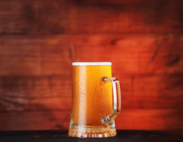 köpüklü bira dolu bardağı