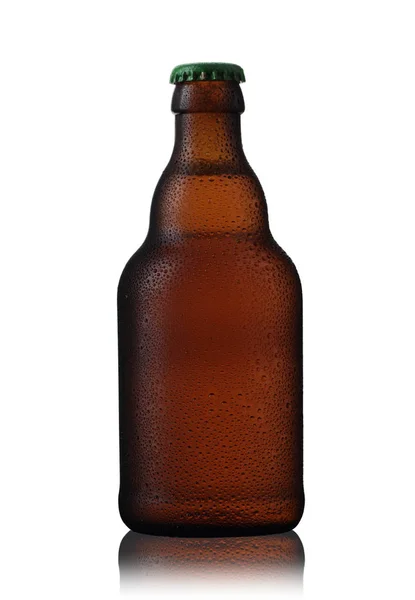 Pequeña botella marrón con cerveza — Foto de Stock