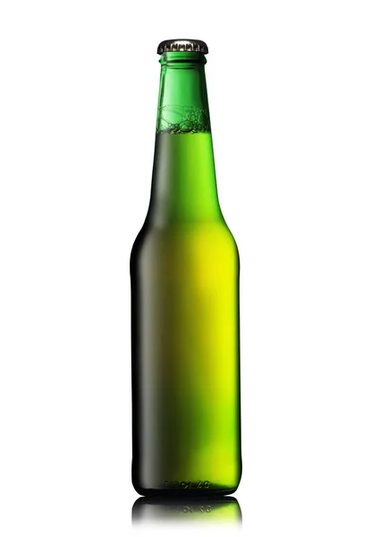 Полная зеленая бутылка пива — стоковое фото