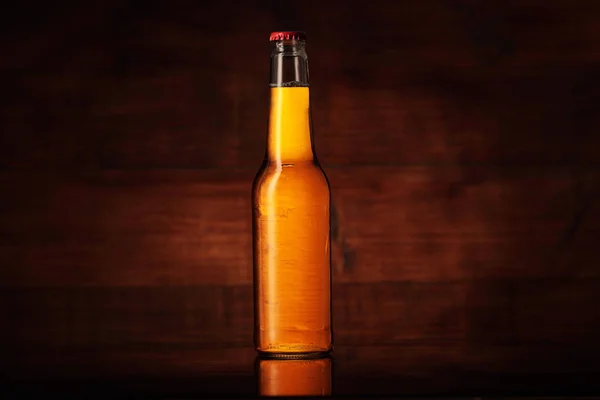 Kleine volle fles licht bier — Stockfoto