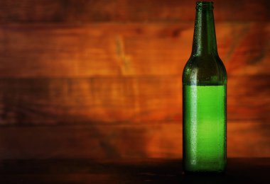 Sıvı kaplı cam yeşil şişe