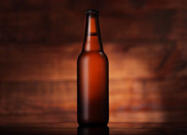 kahverengi dolu bira şişesi. 