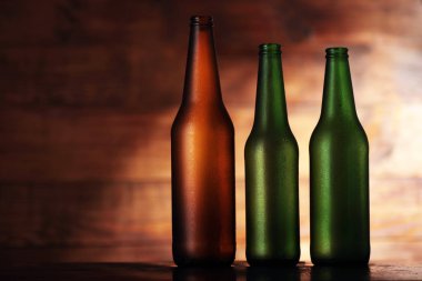 Üç renkli boş bira şişesi