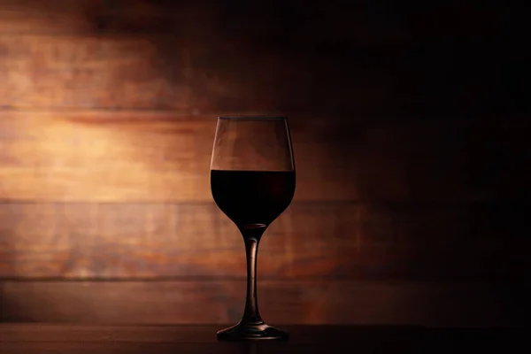 Copa con vino en el mostrador — Foto de Stock