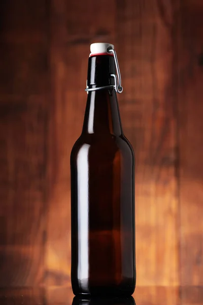 Bir şişe bira ve eski bir kapanış. — Stok fotoğraf