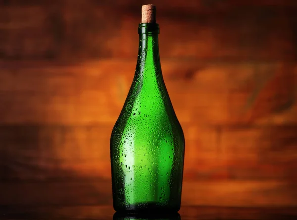 Üres zöld mézses üveg cseppekben — Stock Fotó