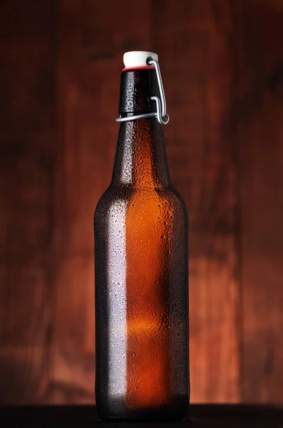 Garrafa de cerveja com um fechamento velho — Fotografia de Stock