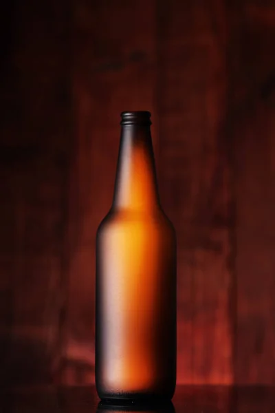 Garrafa de cerveja vazia marrom — Fotografia de Stock