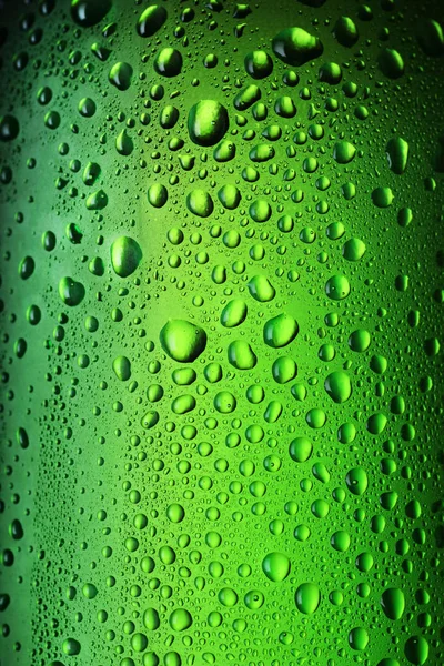 Cam şarap şişesine damlatıyor.