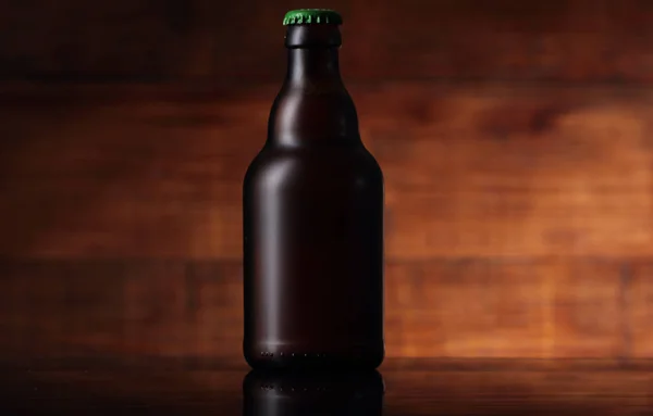 Biralı küçük kahverengi şişe.