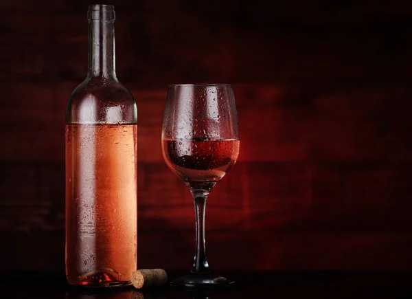 Botella de vino abierta con copa y corcho — Foto de Stock
