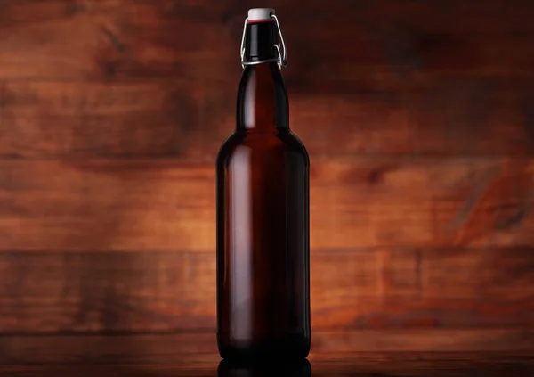 Büyük kahverengi bira şişesi ve eski kapanış. — Stok fotoğraf