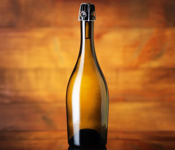 Garrafa de vinho marrom completo — Fotografia de Stock