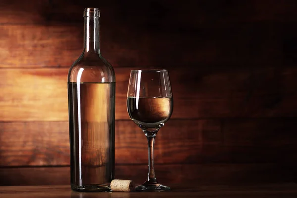 Garrafa de vinho branco com uma taça — Fotografia de Stock